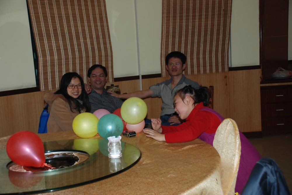 铝合金玩具枪配件CNC加工厂的生日会